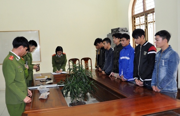 Thanh nien nem vo kinh oto de 'cho vui' hinh anh