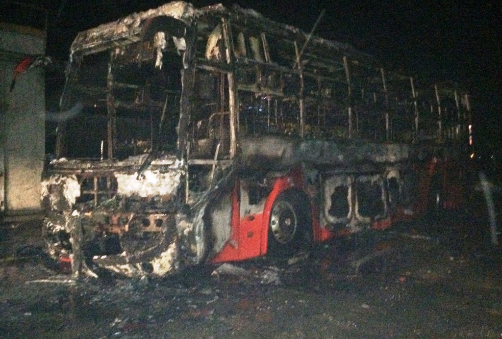 Xe khach giuong nam bong dung boc chay tro khung hinh anh