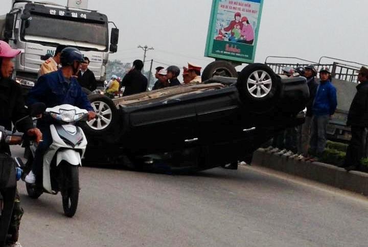 Va cham oto tai, xe Altis phoi bung giua duong hinh anh