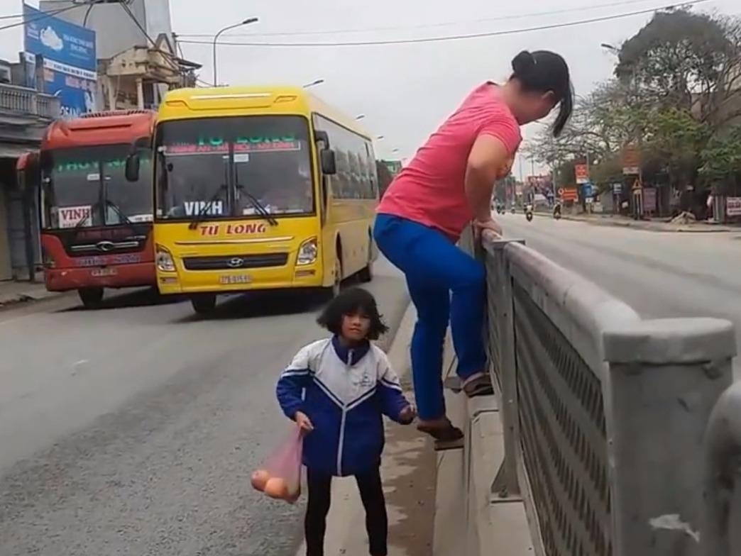 Ngai di vong, hang tram nguoi treo rao bang duong hinh anh