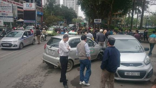 Taxi tong trong thuong nguoi di xe may anh 1