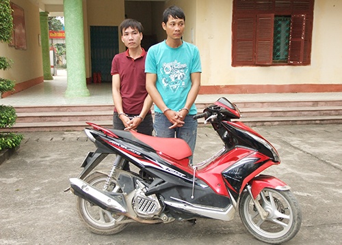 Canh sat bat 2 ke trom xe may sau 50 km bo tron hinh anh