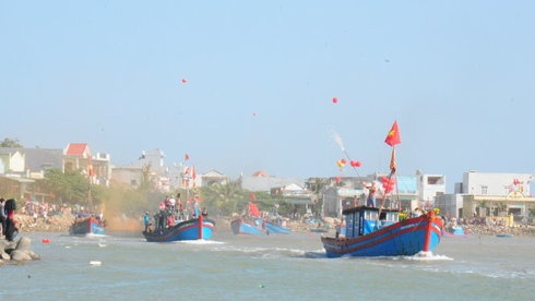 Tau ca chet may, 40 ngu dan lenh denh tren bien hinh anh