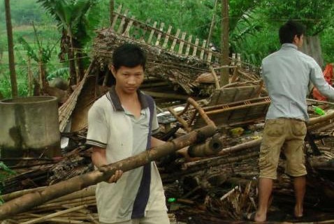 Mua loc lam 34 can nha bi sap, toc mai hinh anh