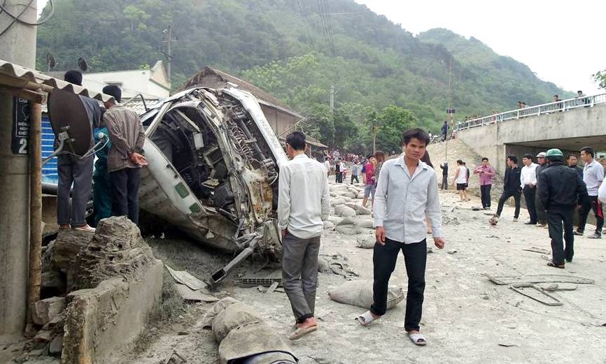 Xe tai lao qua thanh cau, hai nguoi thuong vong hinh anh