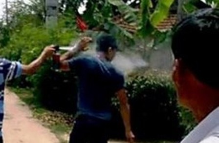 CSCD xit hoi cay vao mat khi nha bao dang tac nghiep hinh anh