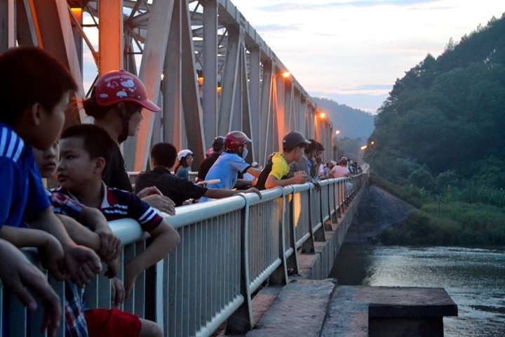 Canh sat cuu nu sinh lop 10 dinh nhay cau cung ban trai hinh anh