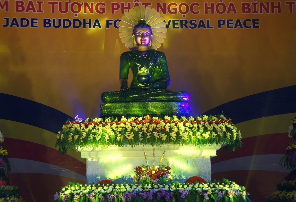 Dua tuong Phat ngoc lon nhat the gioi ve Ninh Binh hinh anh