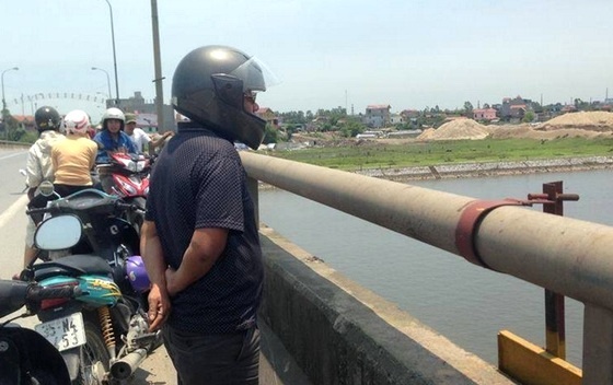 Co gai nhay cau tu van sau khi chia se tren Facebook hinh anh