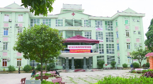 Be so sinh suyt bi chon song vi chan doan nham hinh anh