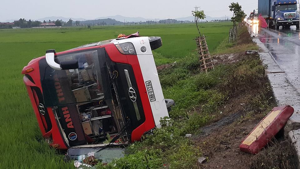 Xe lao xuong ruong, mot hanh khach thiet mang hinh anh