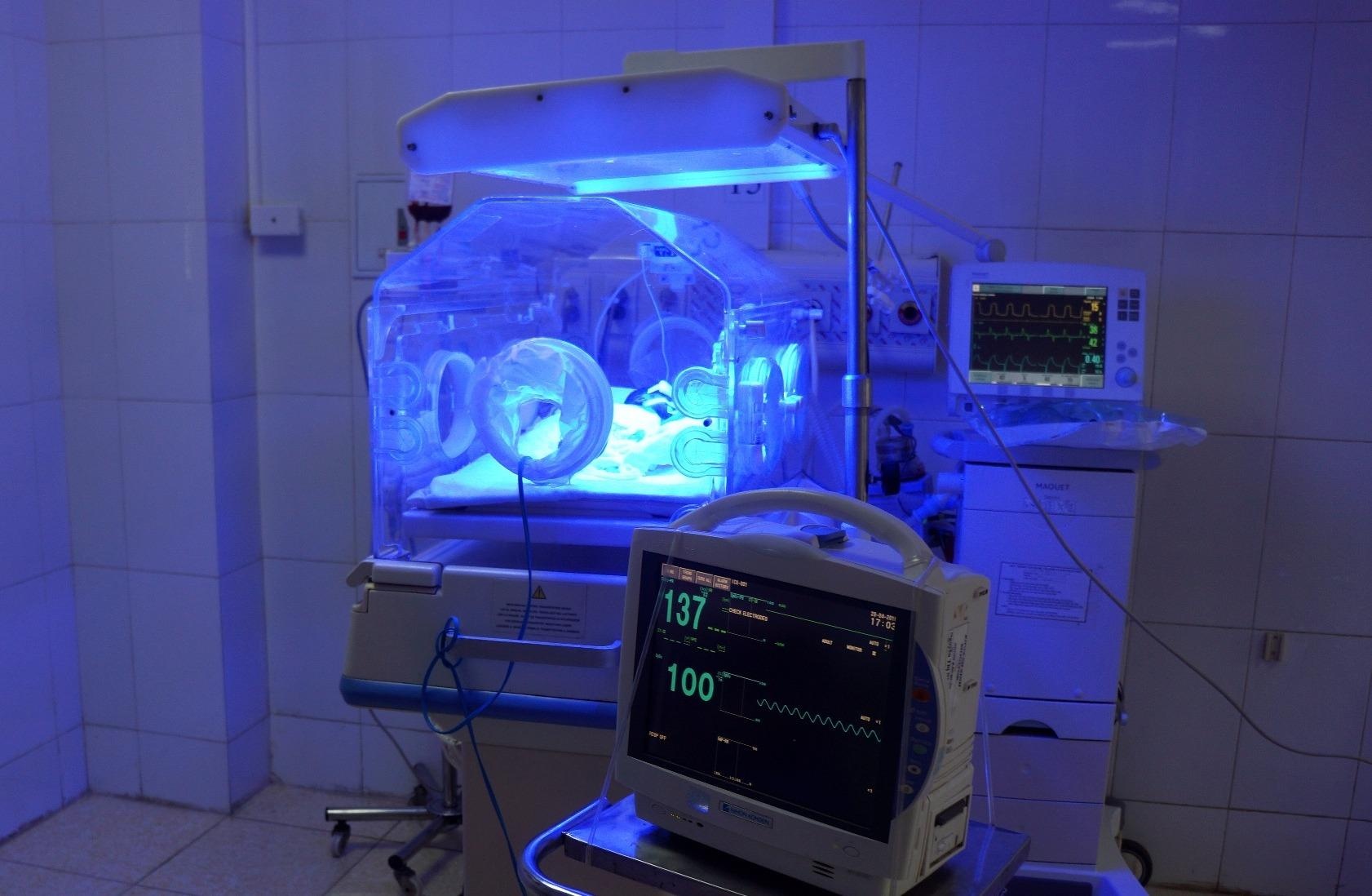 Be so sinh suyt bi chon song: 'Bac si chua co kinh nghiem' hinh anh