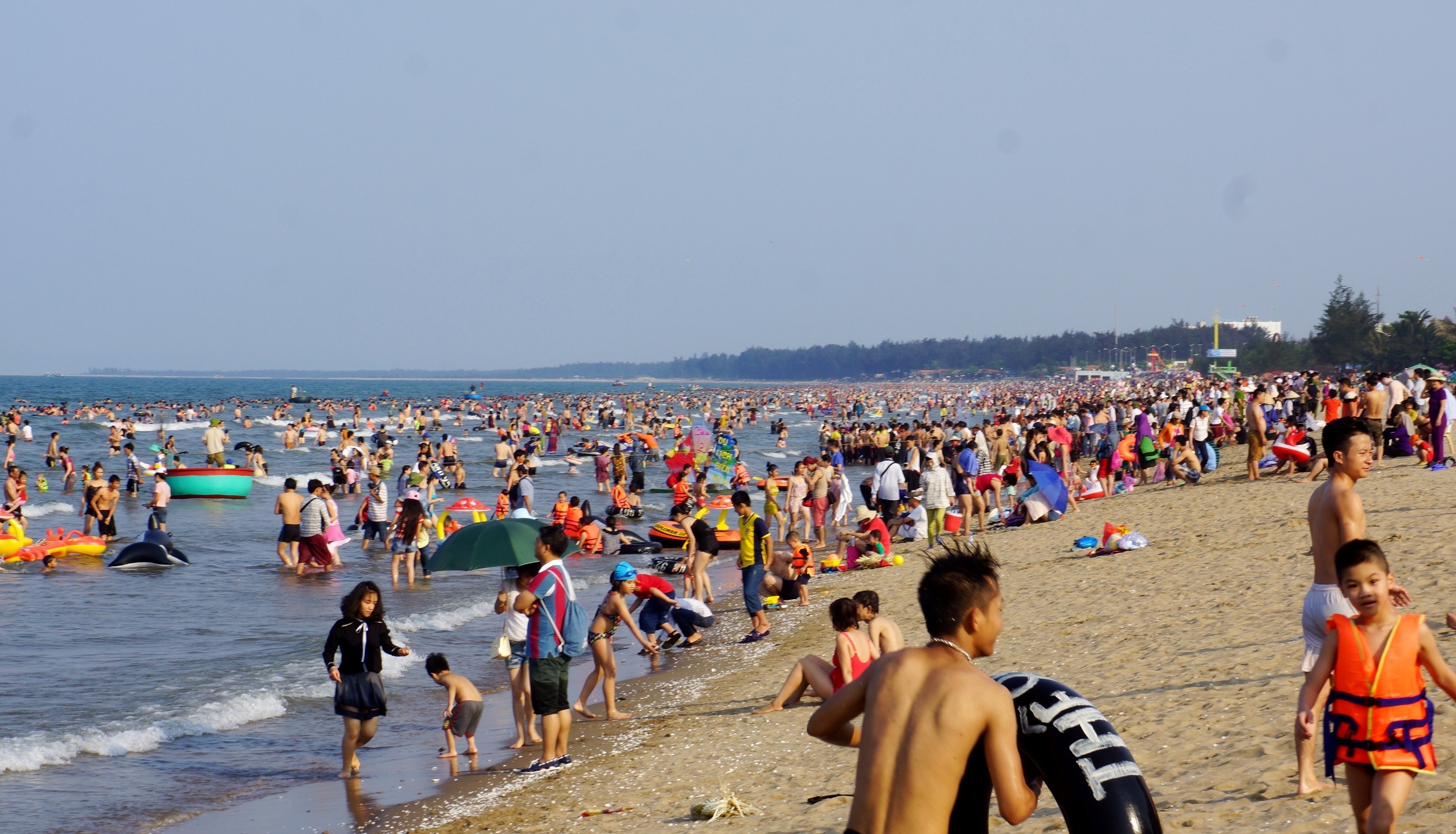 bien Cua Lo chat kin du khach anh 1