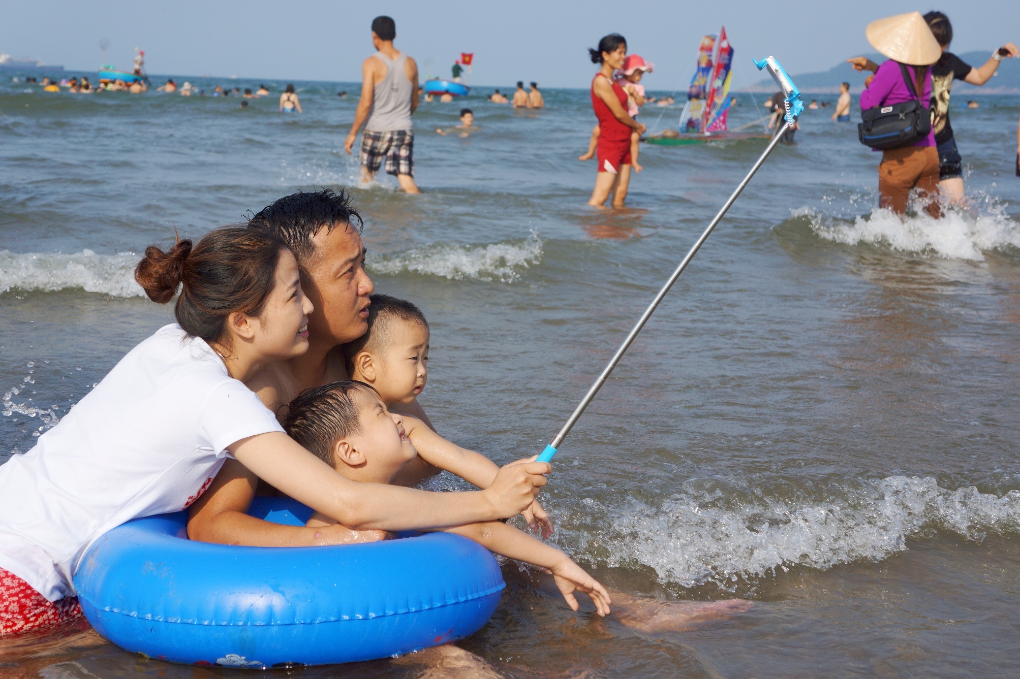 Cac gia dinh do ve Cua Lo tam bien hinh anh