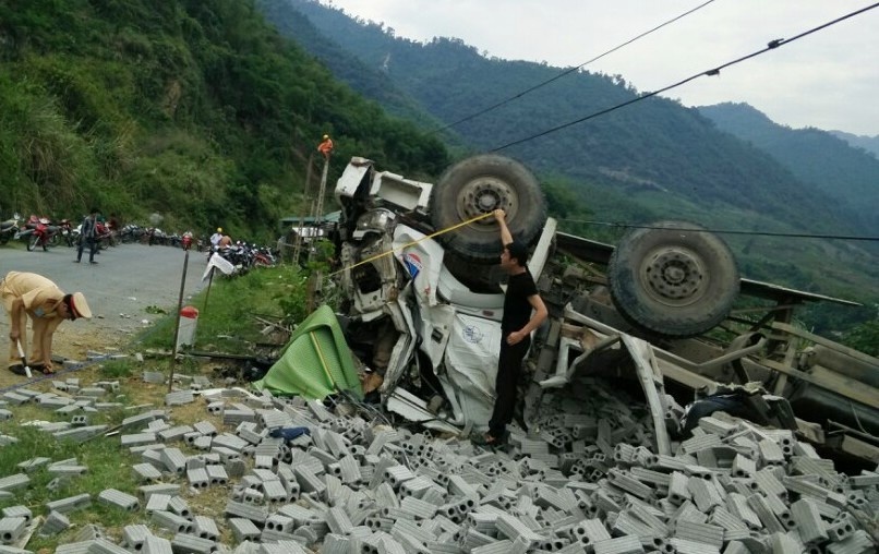 Xe tai lat ngua khi lao doc, 3 nguoi chet, 7 nguoi bi thuong hinh anh