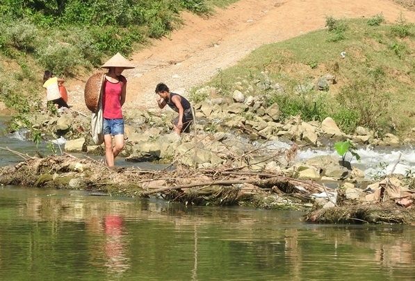 ca chet tren song Buoi anh 2