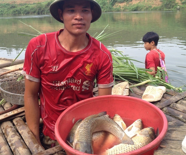 ca chet tren song Buoi anh 1