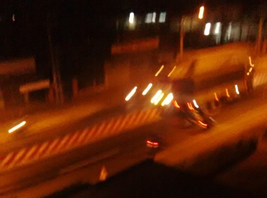 Hang tram thanh nien net po quay pha quoc lo 1 giua dem hinh anh
