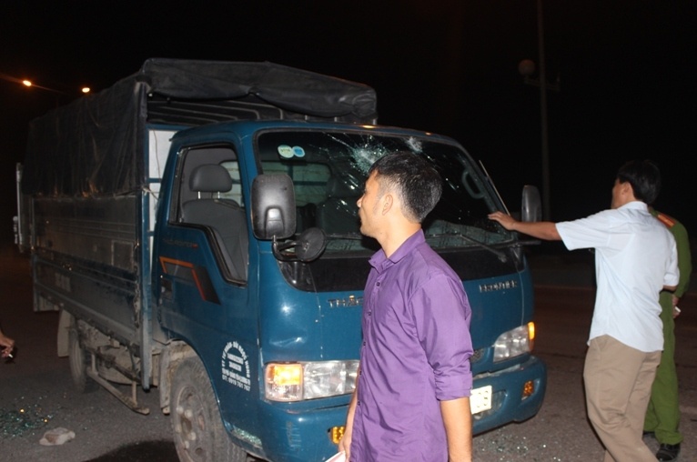 Con do chan xe dang chay, do xang doa dot hinh anh