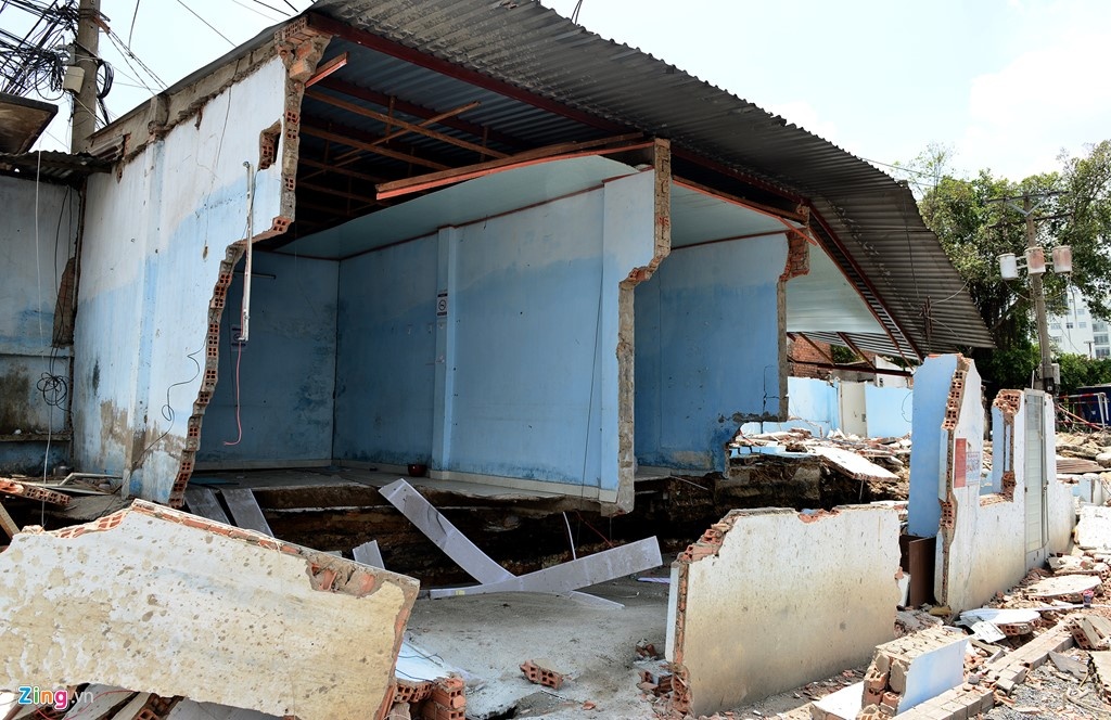 Dao mong nha, 2 tho xay bi tuong sap de chet hinh anh