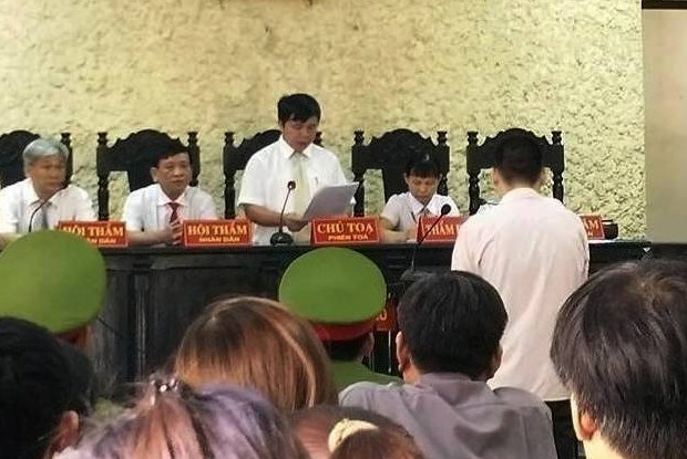 Nghich tu giet me ruot vi khong duoc hut thuoc la hinh anh