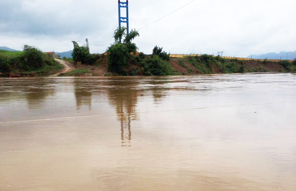 Nhieu cau tam tren song Buoi bi nuoc cuon troi hinh anh