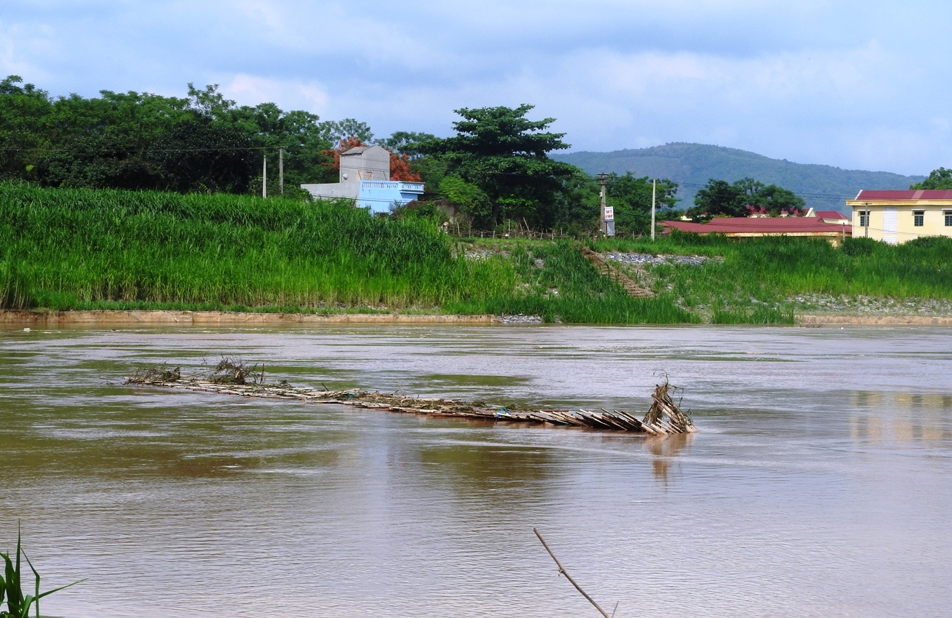 Lu cuon troi nhieu cau tam tren song Buoi anh 1