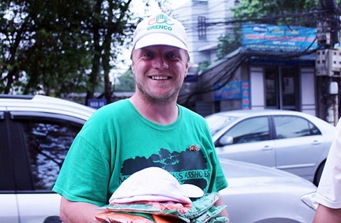 Ong Tay don rac Ha Noi: 'Cac ban da truyen cam hung cho toi' hinh anh