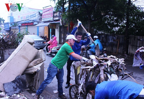 Ông Tây dọn rác ảnh 1 Ong Tay don rac anh 1