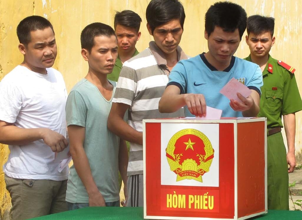 Hai bo con chu tich, bi thu doan xa cung rot dai bieu HDND hinh anh