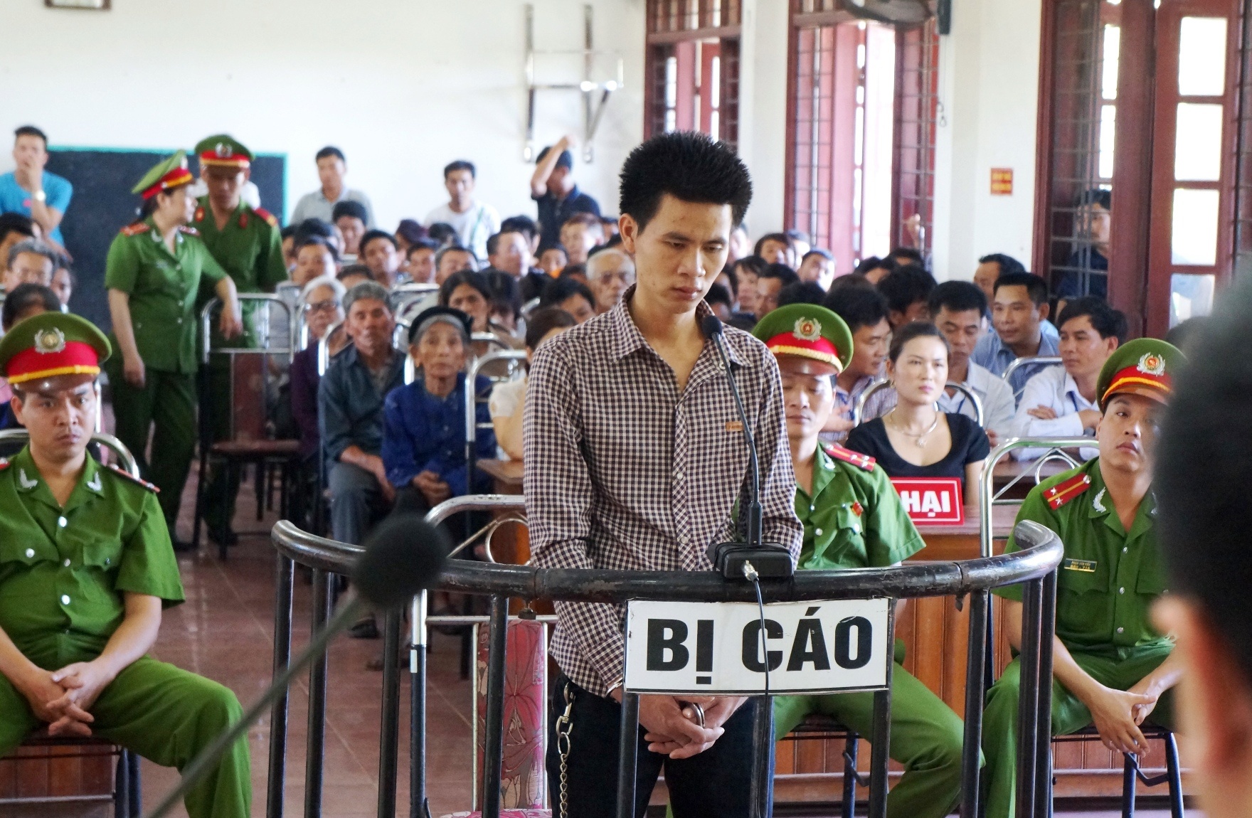 Truy sat hang xom vi khong doi duoc tien hinh anh