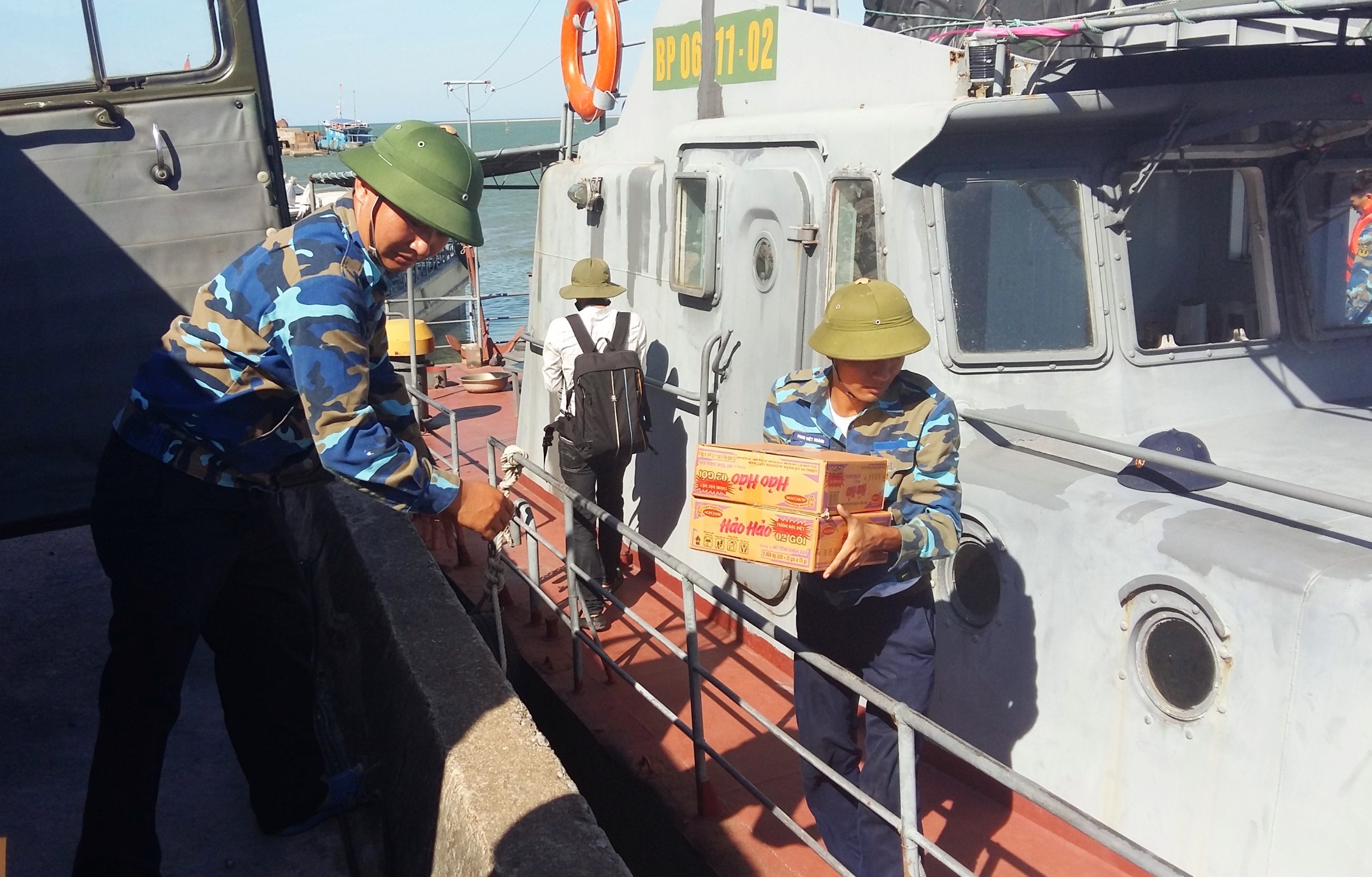 tim kiem hai phi cong Su-30 anh 4