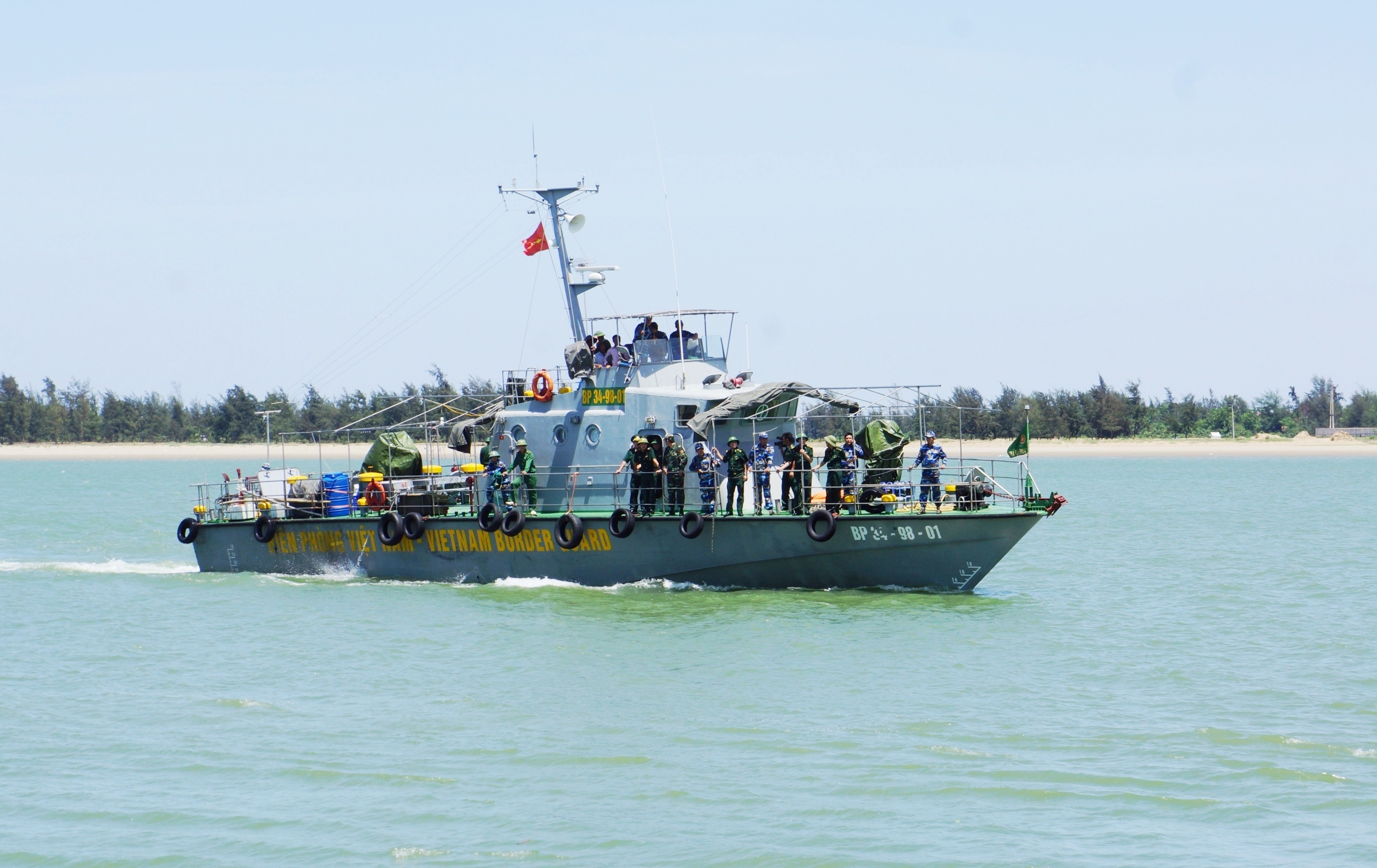 tim kiem hai phi cong Su-30 anh 6