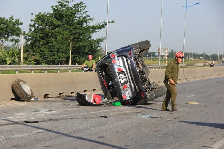 Oto 7 cho lat tren quoc lo, 5 nguoi bi thuong hinh anh