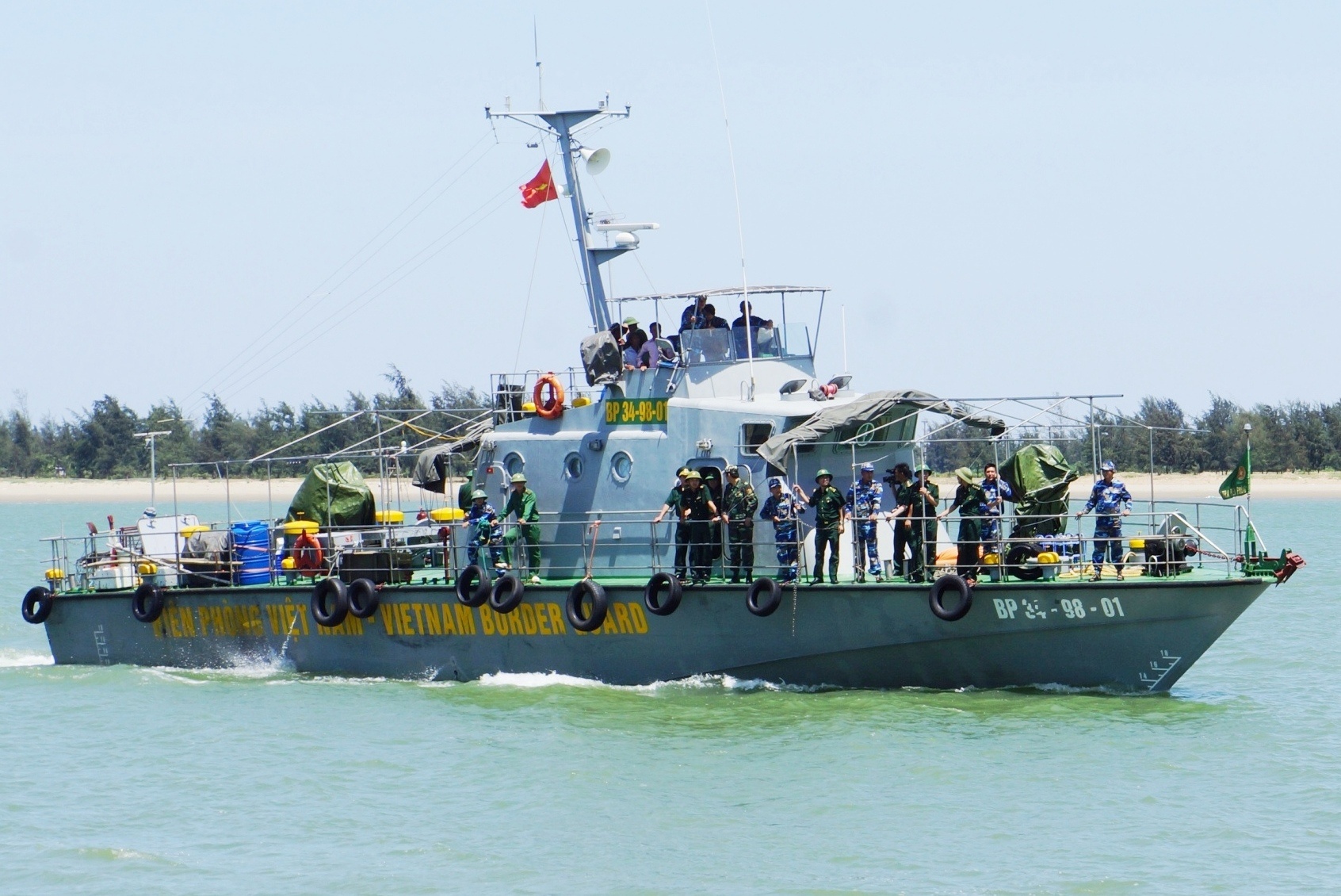 Hai ngay tim kiem phi cong Su-30 gap nan hinh anh