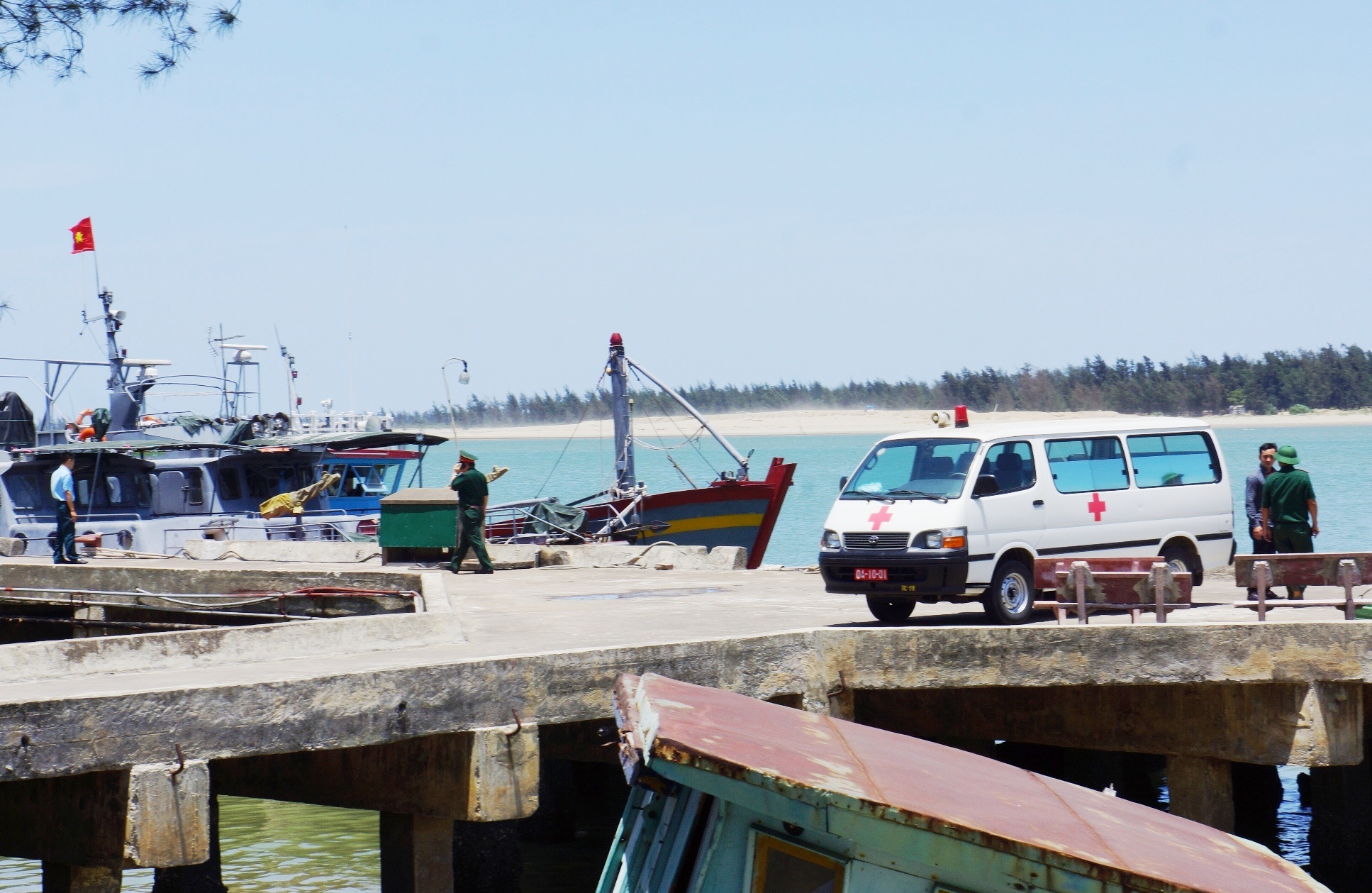 tim kiem hai phi cong Su-30 anh 7