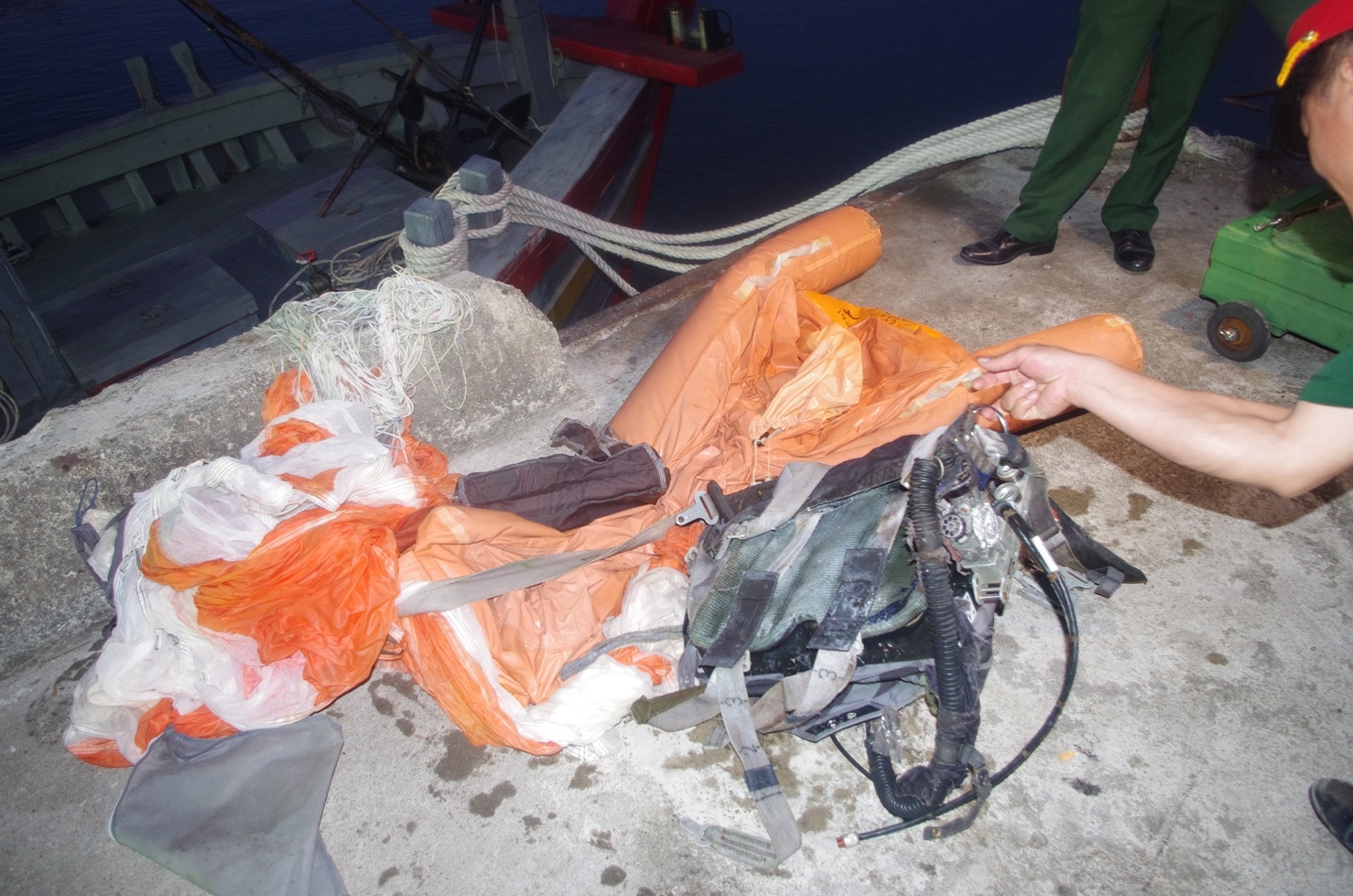 phi cong Tran Quang Khai ve dat lien anh 2