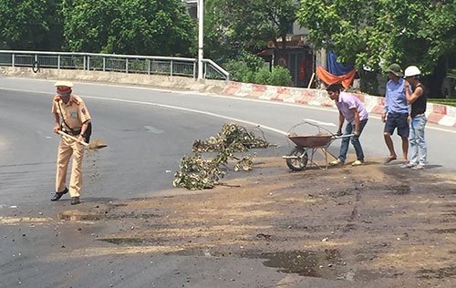 Canh sat giao thong phoi nang don vet dau loang hinh anh