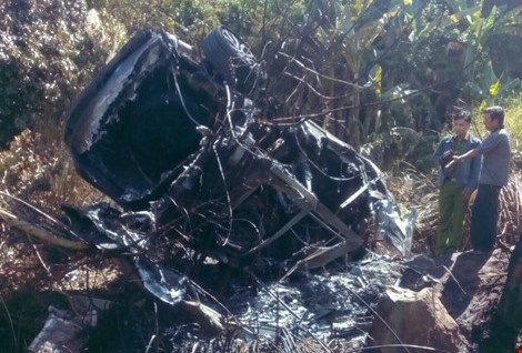 Oto dam vao nui phat no, 5 nguoi bi thuong hinh anh