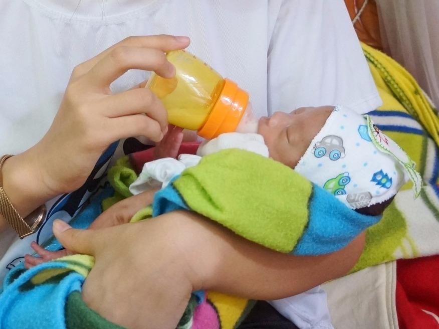 Be so sinh suyt bi chon song xuat vien ve nha hinh anh