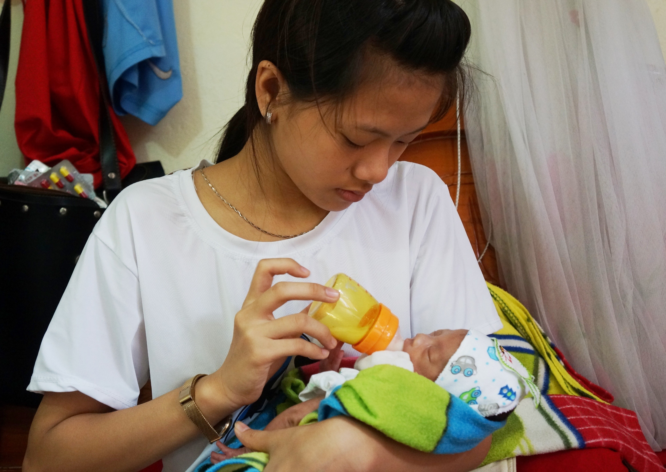 Ky luat bac si lien quan vu be so sinh suyt bi chon song hinh anh