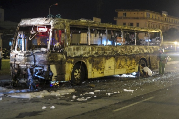 Xe khach 45 cho boc chay du doi tren quoc lo 10 hinh anh