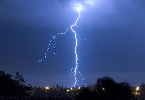 Hai me con bi set danh khi lam dong hinh anh