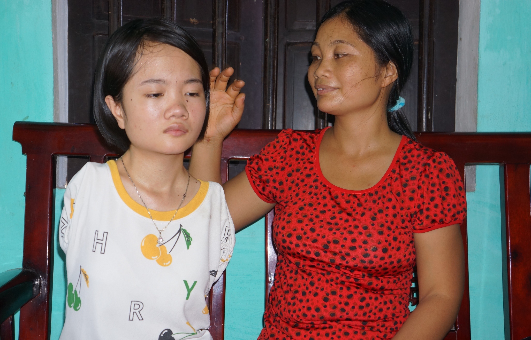 Nu sinh khong tay uoc mo vao dai hoc hinh anh