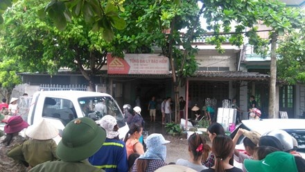 Sau 4 phat sung, doi nam nu guc chet tren gac xep hinh anh