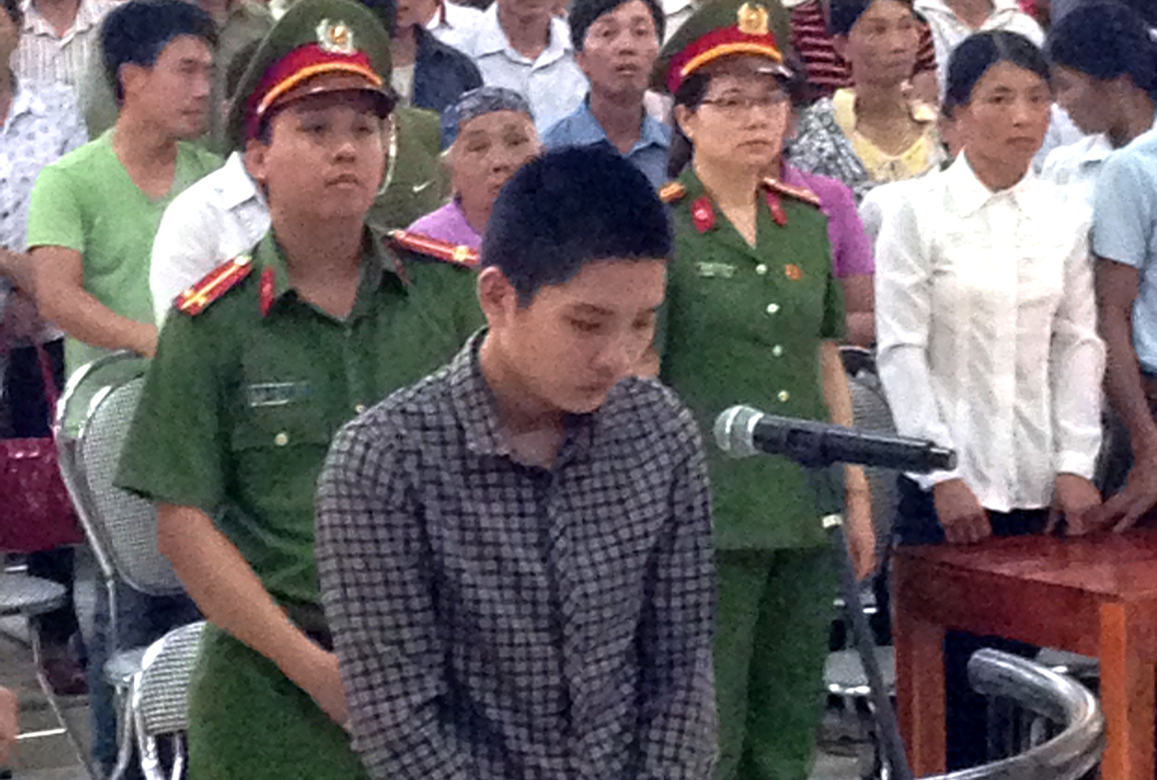 Trai lang dam chet nguoi noi tuc trong dam cuoi hinh anh