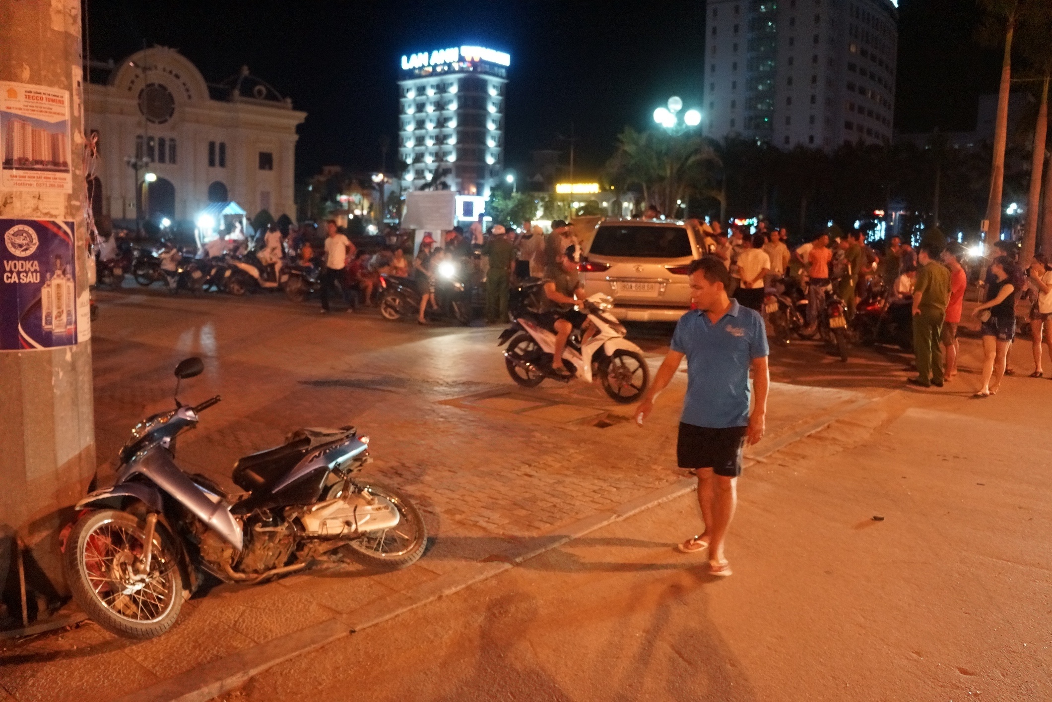 Lexus 570 dam nat nhieu xe may anh 1