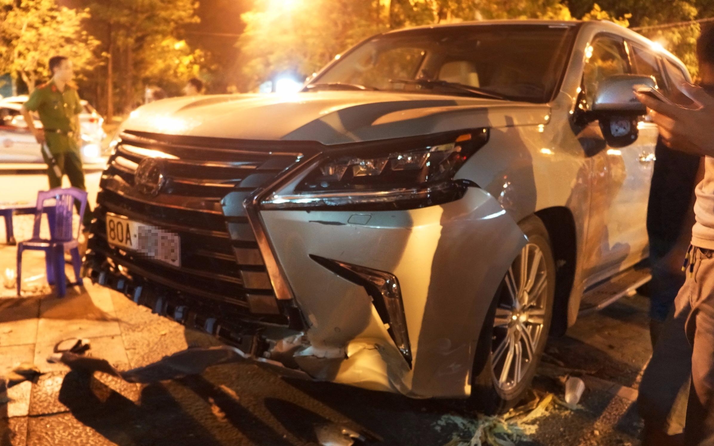 Lexus 570 dam nat nhieu xe may, 5 nguoi trong thuong hinh anh