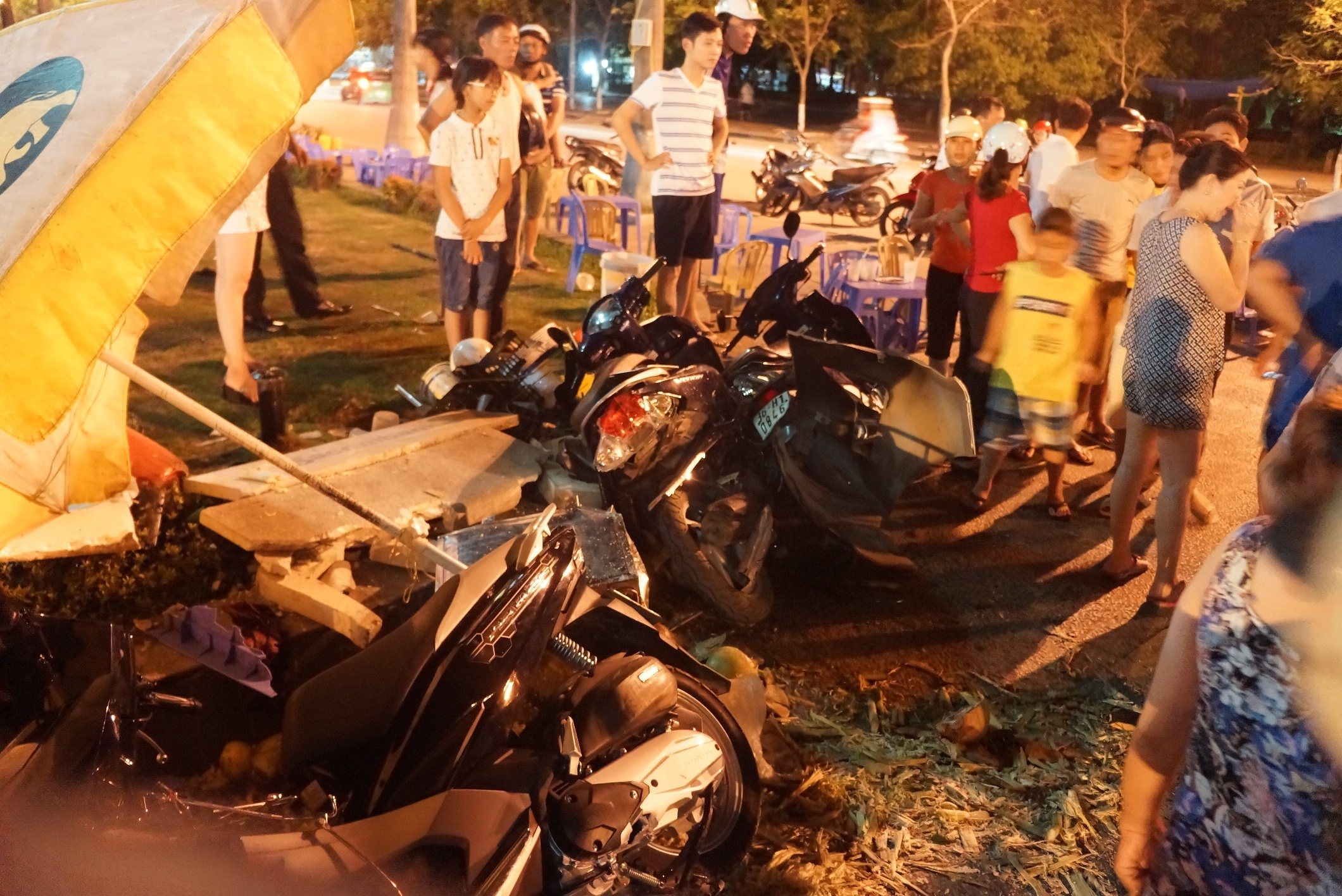 Tai xe Lexus 570 dam nhieu nguoi bi thuong ra trinh dien hinh anh