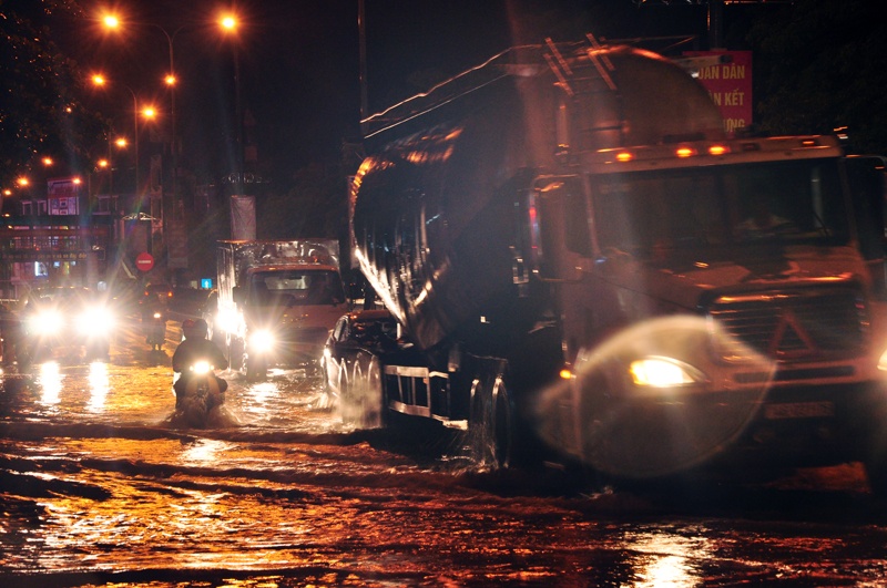 Nhieu khu vuc o Ha Long ngap sau trong dem hinh anh